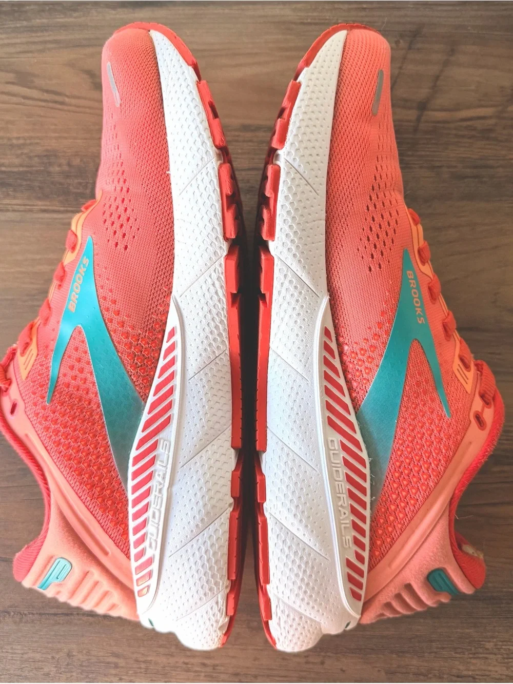 Brooks Womens Adrenaline GTS 22 Coral  LatigoBay Blue / White (Size: 9 Medium-B)